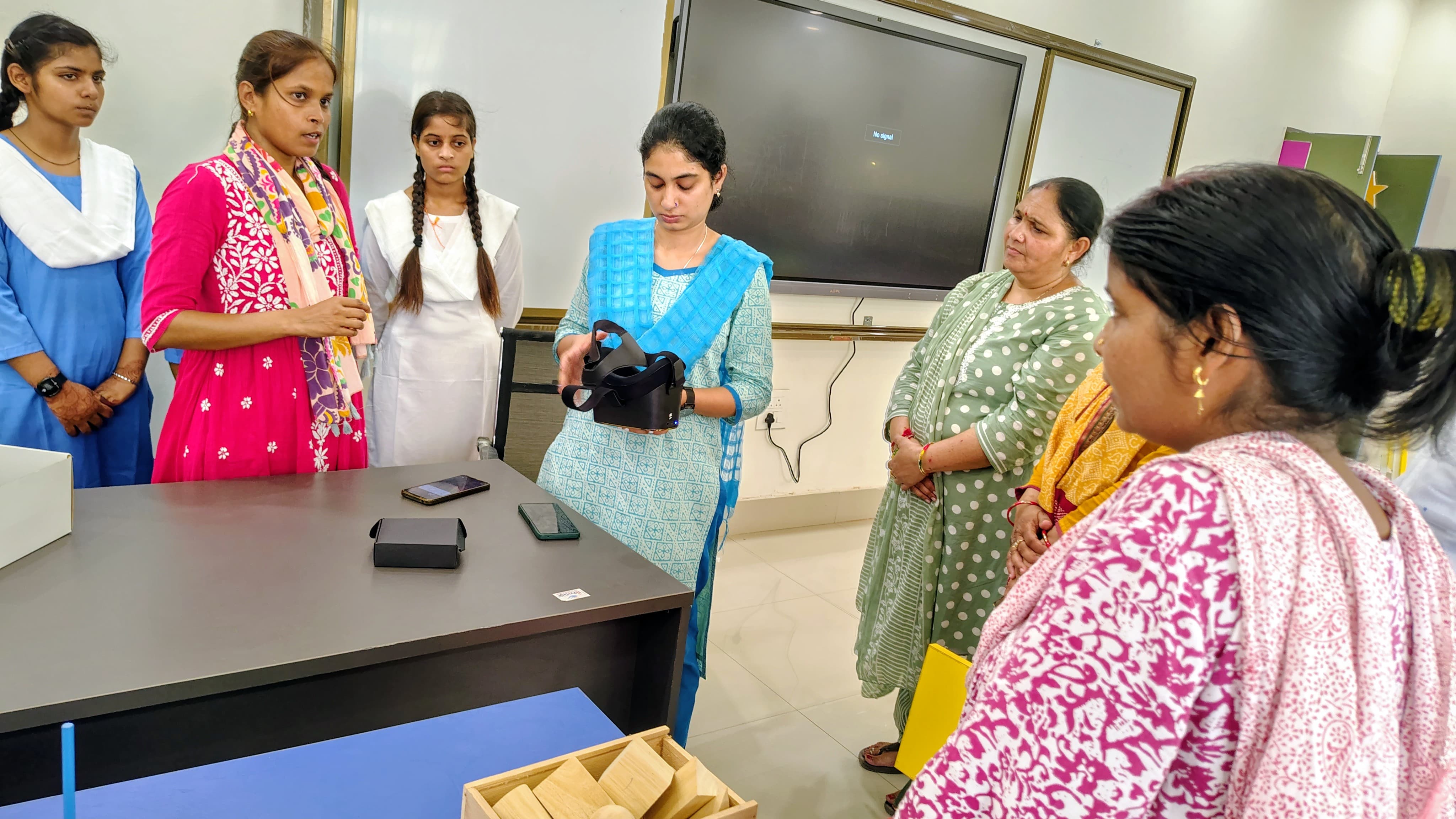 कुंदरकी स्थित कस्तूरबा विद्यालय में निर्माण कार्य मिला बंद, सीडीओ ने कार्यदाई संस्था को दिया स्पष्टीकरण नोटिस