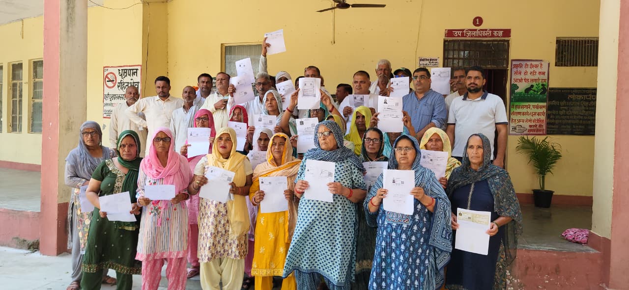 वोट काटे जाने से नाराज ग्रामीणों का तहसील में धरना प्रदर्शन, दी धर्म परिवर्तन की चेतावनी