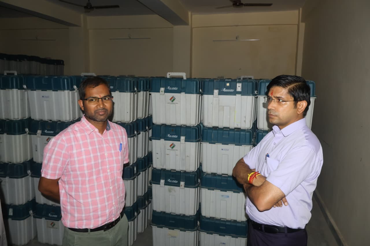 डीएम, एडीएम ने किया ई.वी.एम वी. वी. पैट वेयरहाऊस का त्रिमासिक निरीक्षण