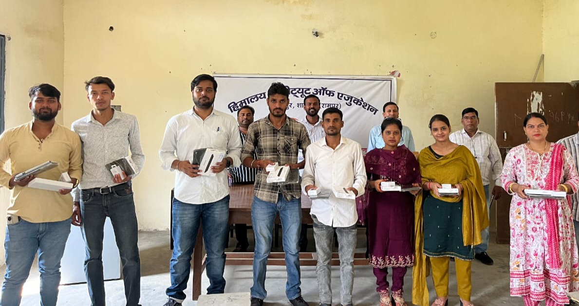 टैबलेट पाकर खिले छात्र-छात्राओं के चेहरे 