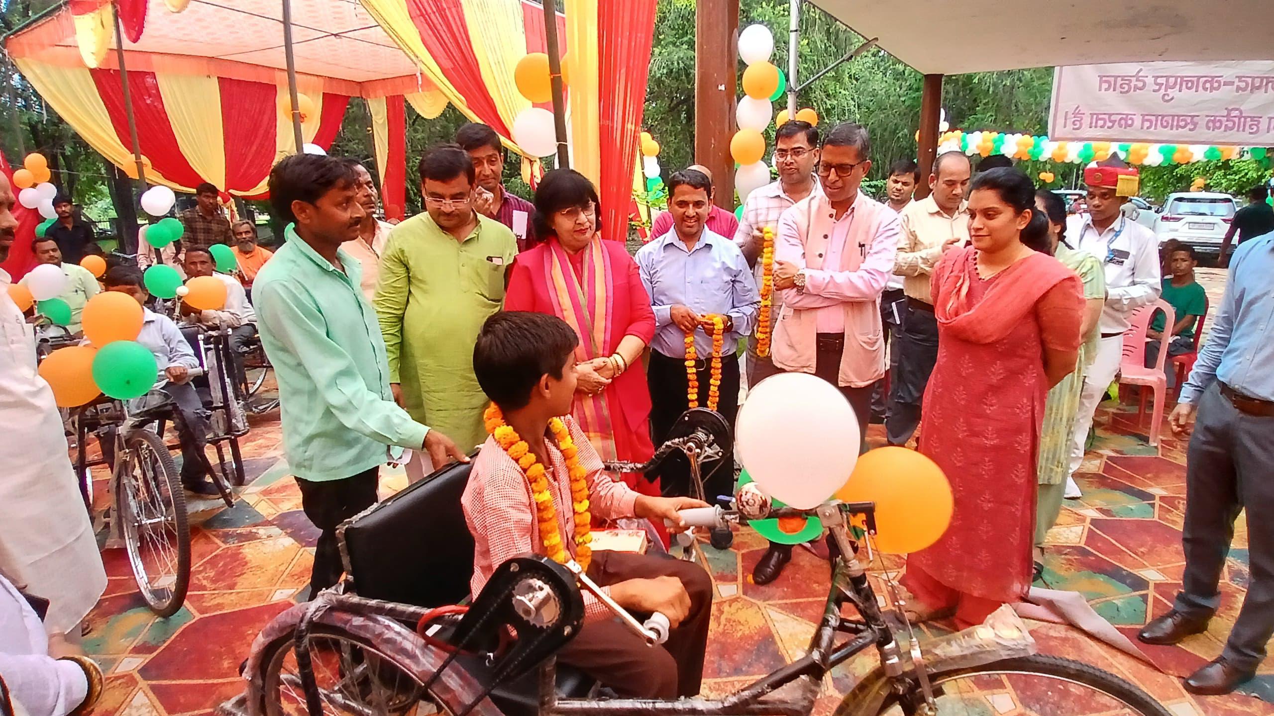 राज्य मंत्री ने दिव्यांग जनों को वितरित की ट्राई साइकिल