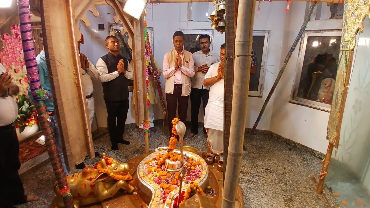 जिलाधिकारी ने तहसील रसूलाबाद श्री धर्मगढ़ बाबा मंदिर का दौरा कर व्यवस्थाओं का लिया जायजा