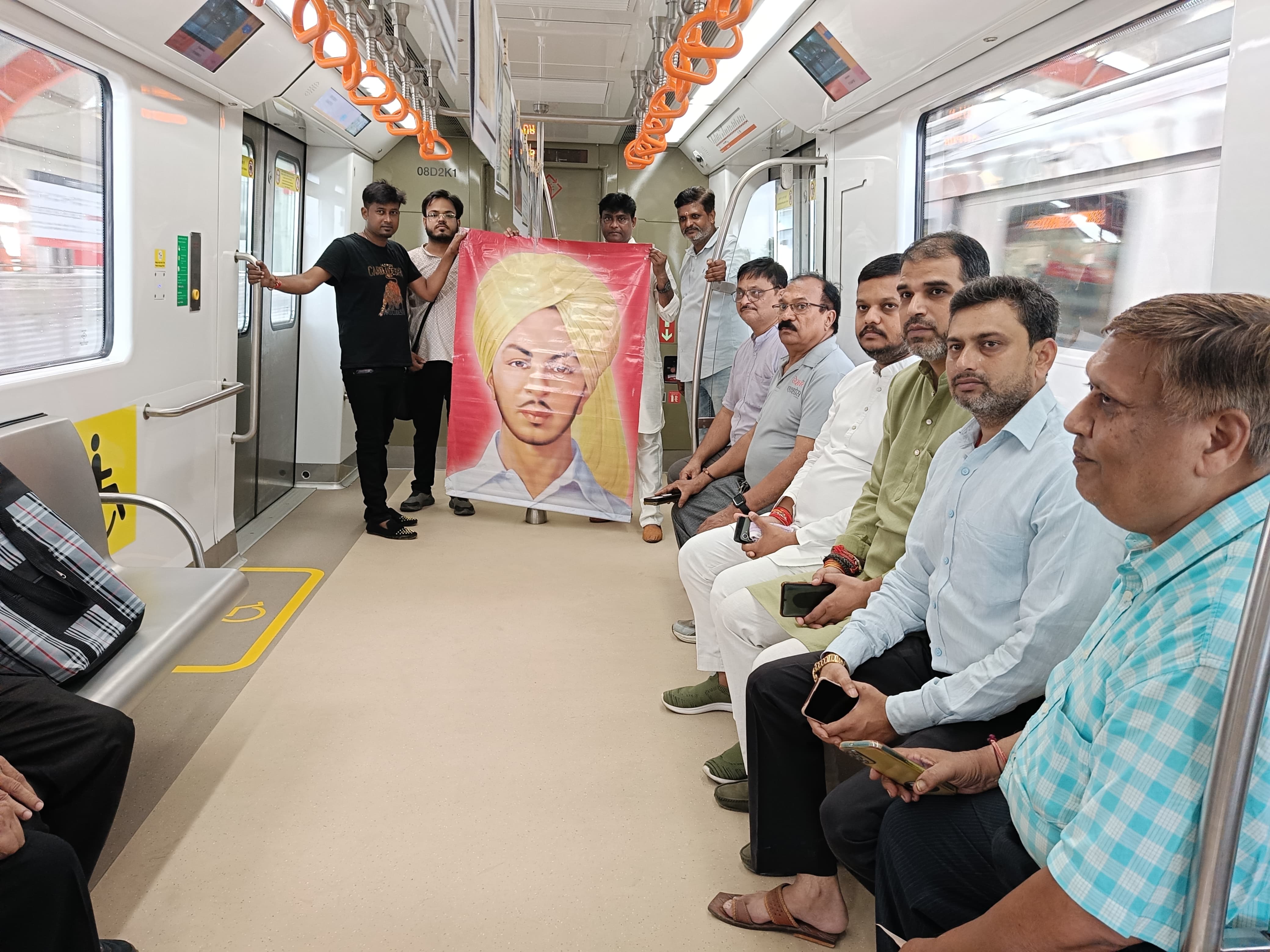  राइड के दौरान ट्रेन में शहीद भगत सिंह के जीवन से जुड़ी तस्वीरों की लगी प्रदर्शनी