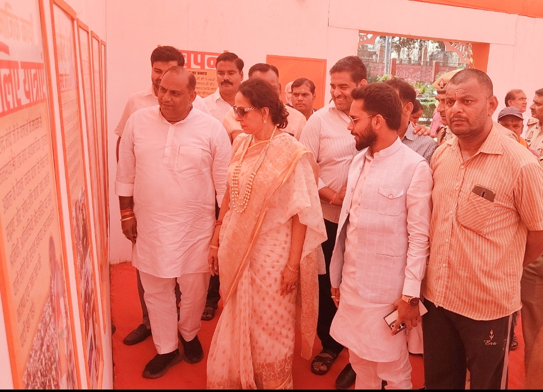 सांसद हेमा मालिनी ने किया प्रदर्शनी का अवलोकन