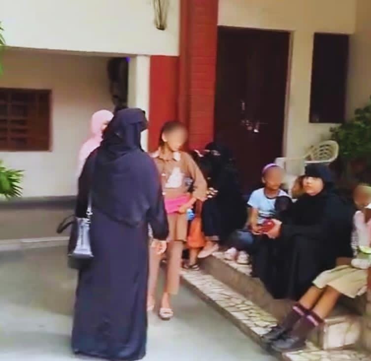 स्कूल में पेरेंट्स मीटिंग पर बुर्का को लेकर किया मुस्लिम महिलाओं ने प्रदर्शन