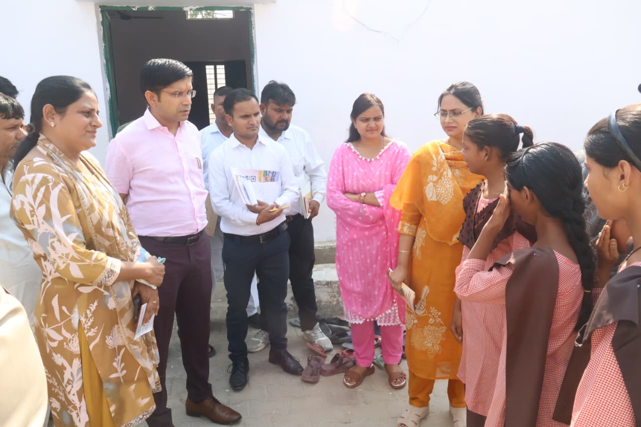 डीएम ने विद्यालय की साफ सफाई एवं अध्यापकों को अनुशासन को लेकर दिए आवश्यक दिशा निर्देश 