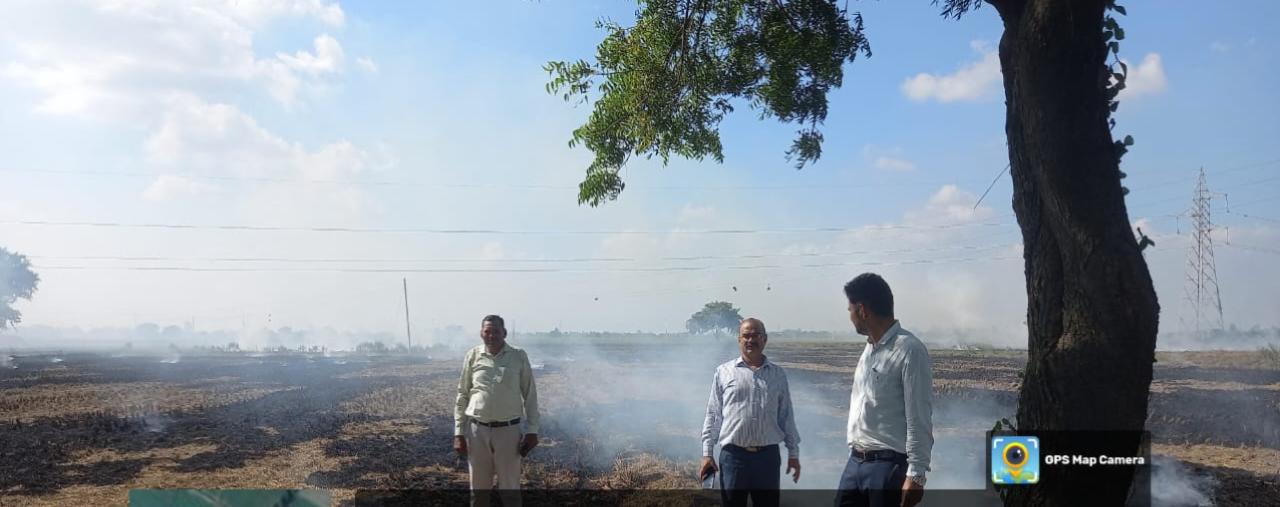 उप कृषि निदेशक ने मौके पर पहुँचकर  उक्त पराली जलने की घटना का किया निरीक्षण