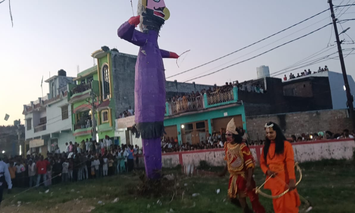 धूं-धूं कर जले रावण और मेघनाथ के पुतले