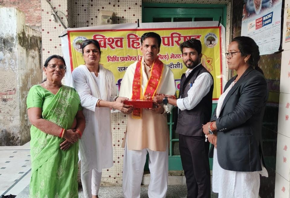 विश्व हिन्दू परिषद विधि प्रकोष्ठ लीगल सेल  के सदस्यों ने मंदिर के पुजारी को उपहार देकर किया सम्मानित