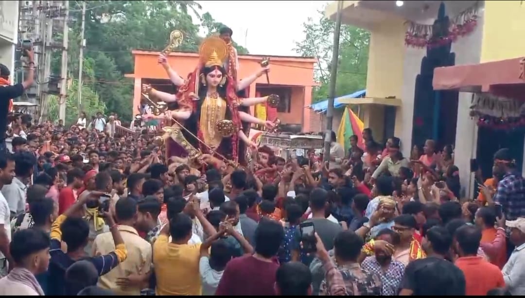 महिलाओं ने सिंदूर खेलने की परंपरा निभाई