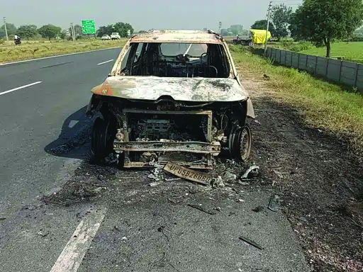 आधी रात को हाईवे पर दौड़ती कार में लगी आग