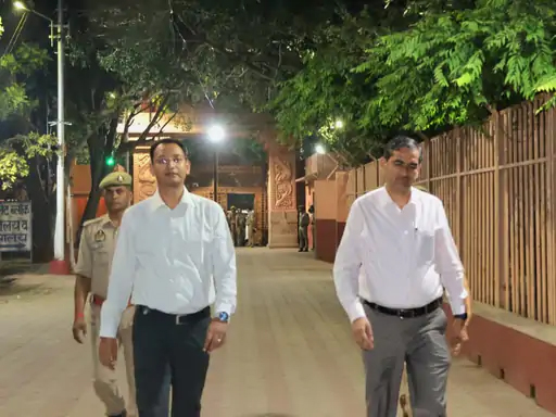 हाईवे पर पलटा धान से लदा ट्रक