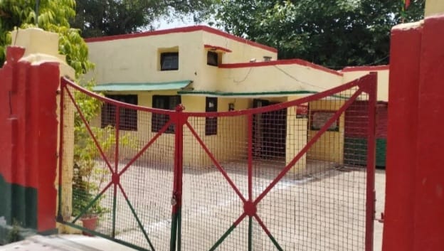 सपा कार्यालय होगा खाली, पहुंचा प्रशासन भारी पुलिस बल मौजूद