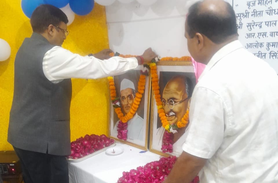 महात्मा गांधी और लाल बहादुर शास्त्री के व्यक्तित्व ने सभी को महान संदेश दिया : मंडलायुक्त