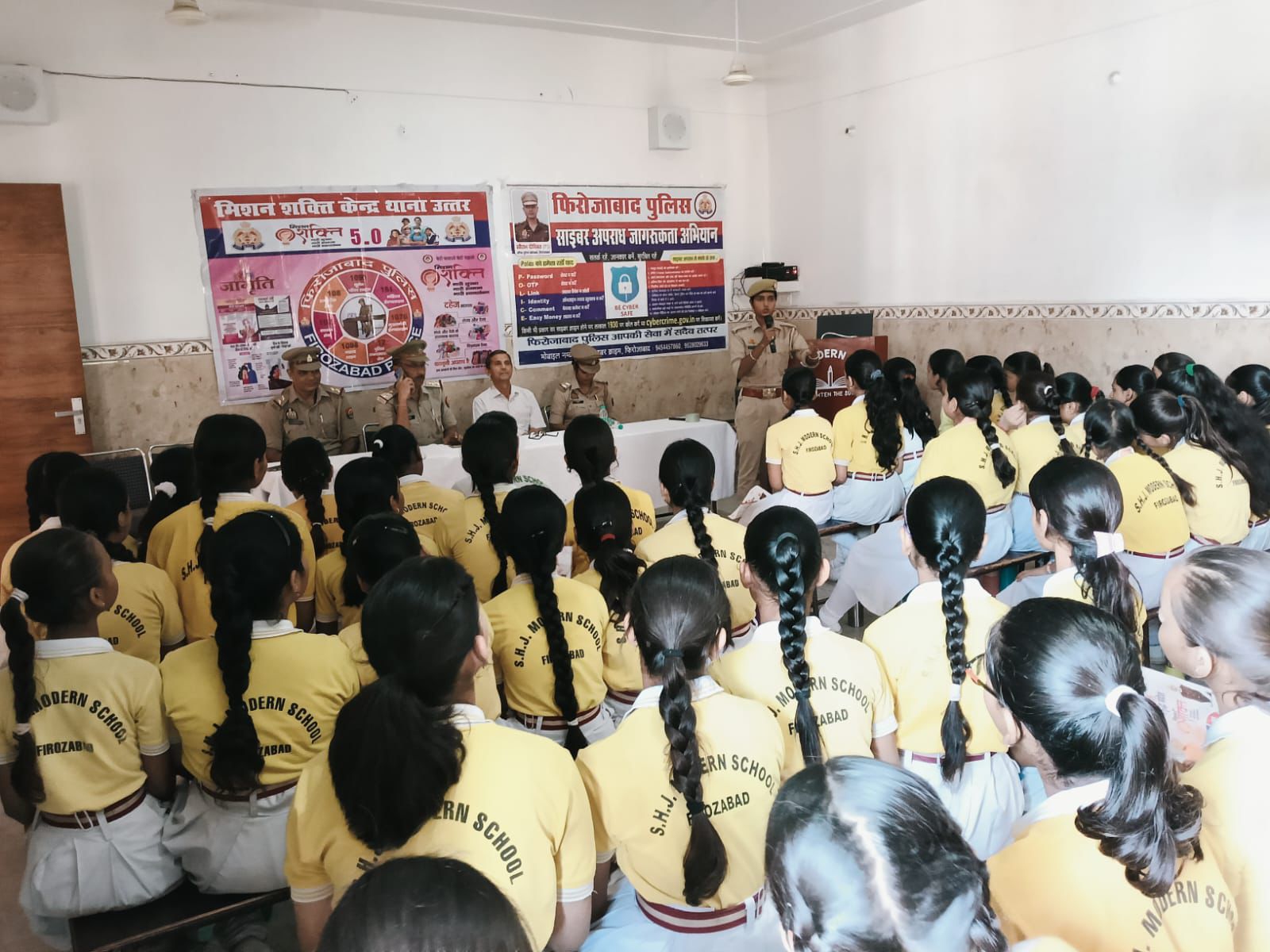 फिरोजाबाद में साइबर अपराध एवं मिशन शक्ति टीम ने चलाया जागरूकता अभियान
