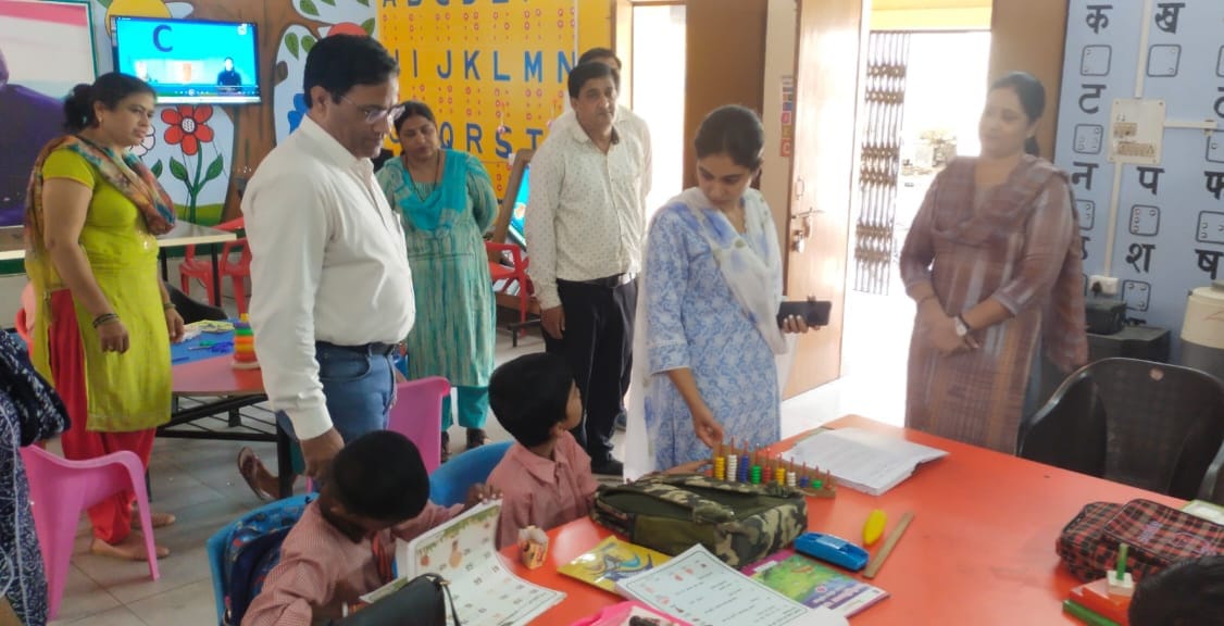 सीडीओ ने दांग स्थित सुगम्य पुस्तकालय का किया निरीक्षण