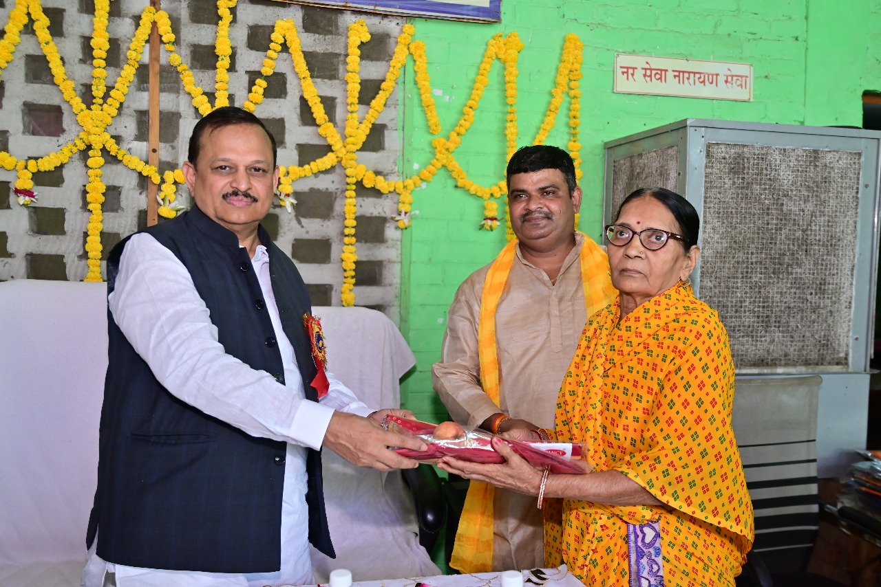 अंतर्राष्ट्रीय वृद्धजन दिवस पर वृद्ध आश्रम में हुआ सम्मान समारोह
