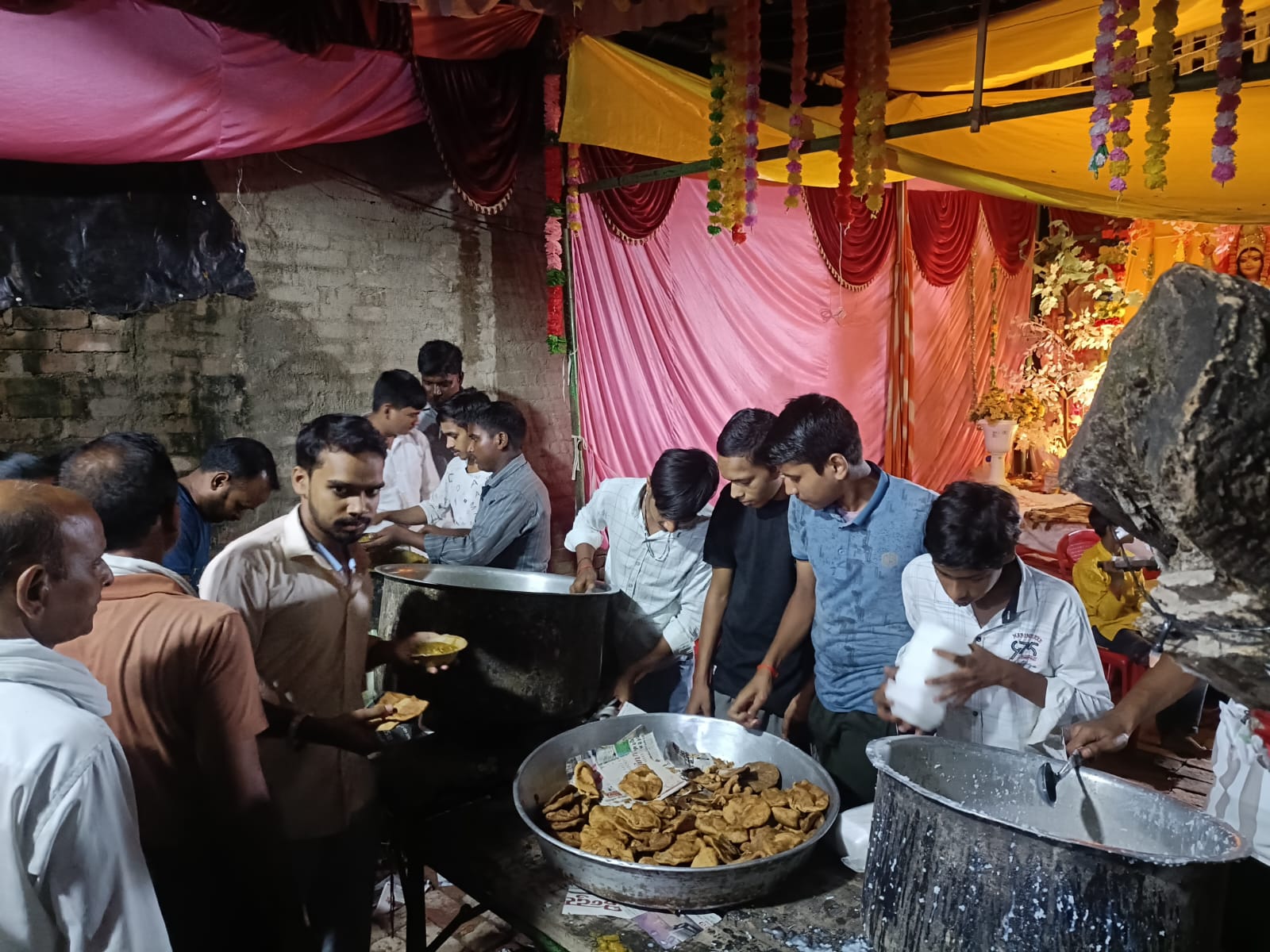 मां भगवती के विशाल भंडारे में उमड़ा जनसैलाब, भक्तों ने ग्रहण किया प्रसाद