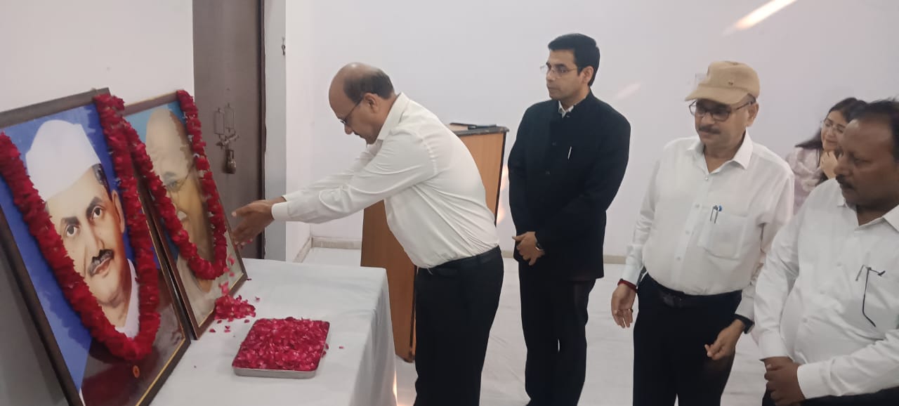 गांधी-शास्त्री जयंती का आयोजन, जिलाधिकारी ने दोनों महानायकों के आदर्शों पर चलने का लिया संकल्प