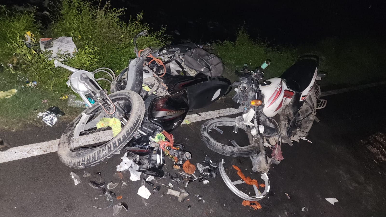 आपस में टकराकर घायल हुए दो बाइक सवार, बाइक हुई क्षतिग्रस्त 