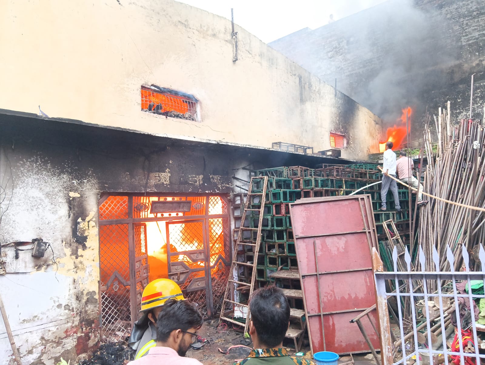 दुर्गा टेंट हाउस में लगी भयंकर आग, पांच फायर ब्रिगेड गाड़ियों ने पाया काबू 
