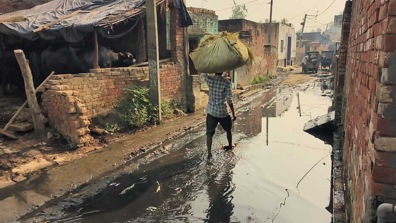 तीन साल से सड़क पर जमा पानी,  मौत के बाद टूटा ग्रामीणों का धैर्य, अब ब्लॉक पर करेंगे शोक सभा