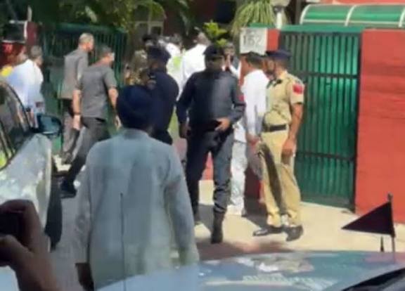आईपीएस अधिकारी की आत्महत्या: सैनी ने अधिकारी की पत्नी से मुलाकात की, शोक जताया
