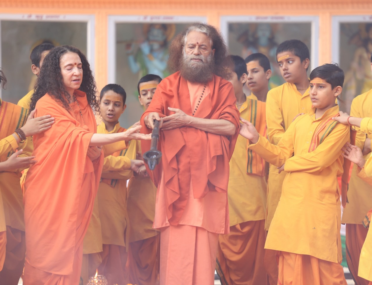 अस्त्रों के साथ शांति का संदेश देने वाले दिव्य शास्त्रों का पूजन