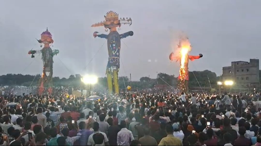 समस्तीपुर में भारी बरसात के बीच 60 फीट ऊंचे रावण का दहन