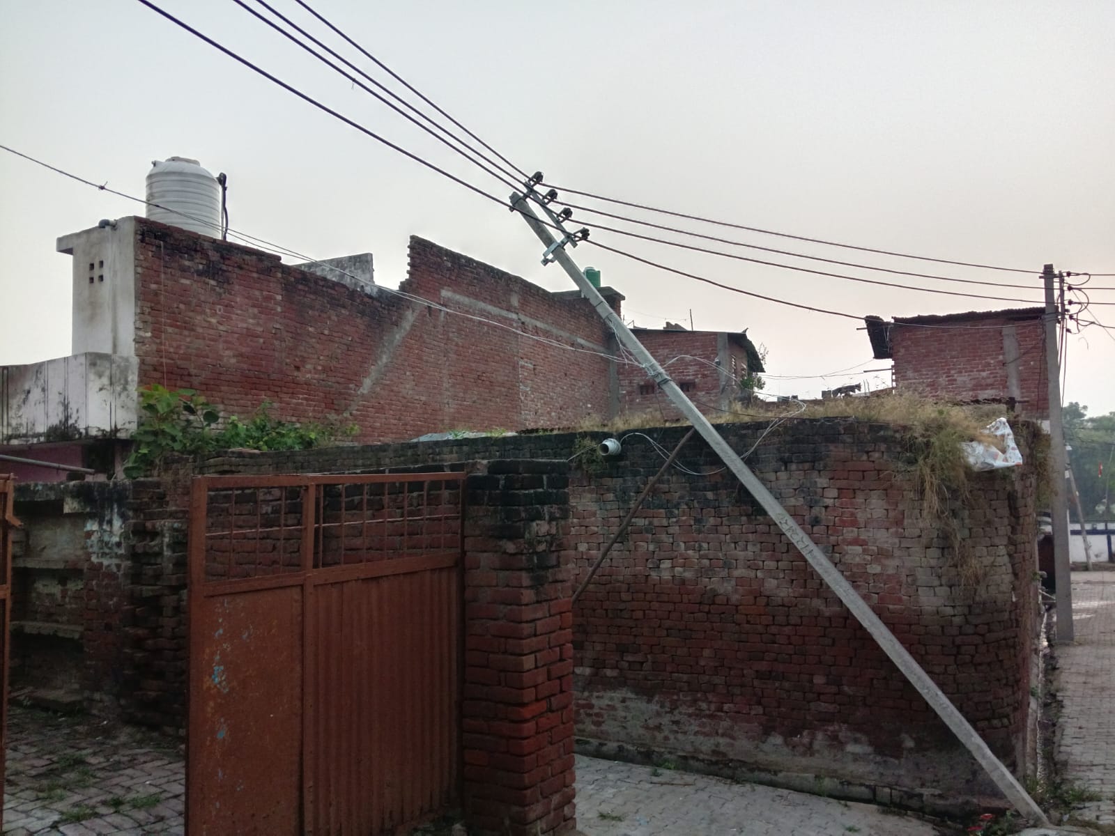 ट्रैक्टर-ट्रॉली की टक्कर से टूटा बिजली का लट्ठा, हादसे का बना खतरा