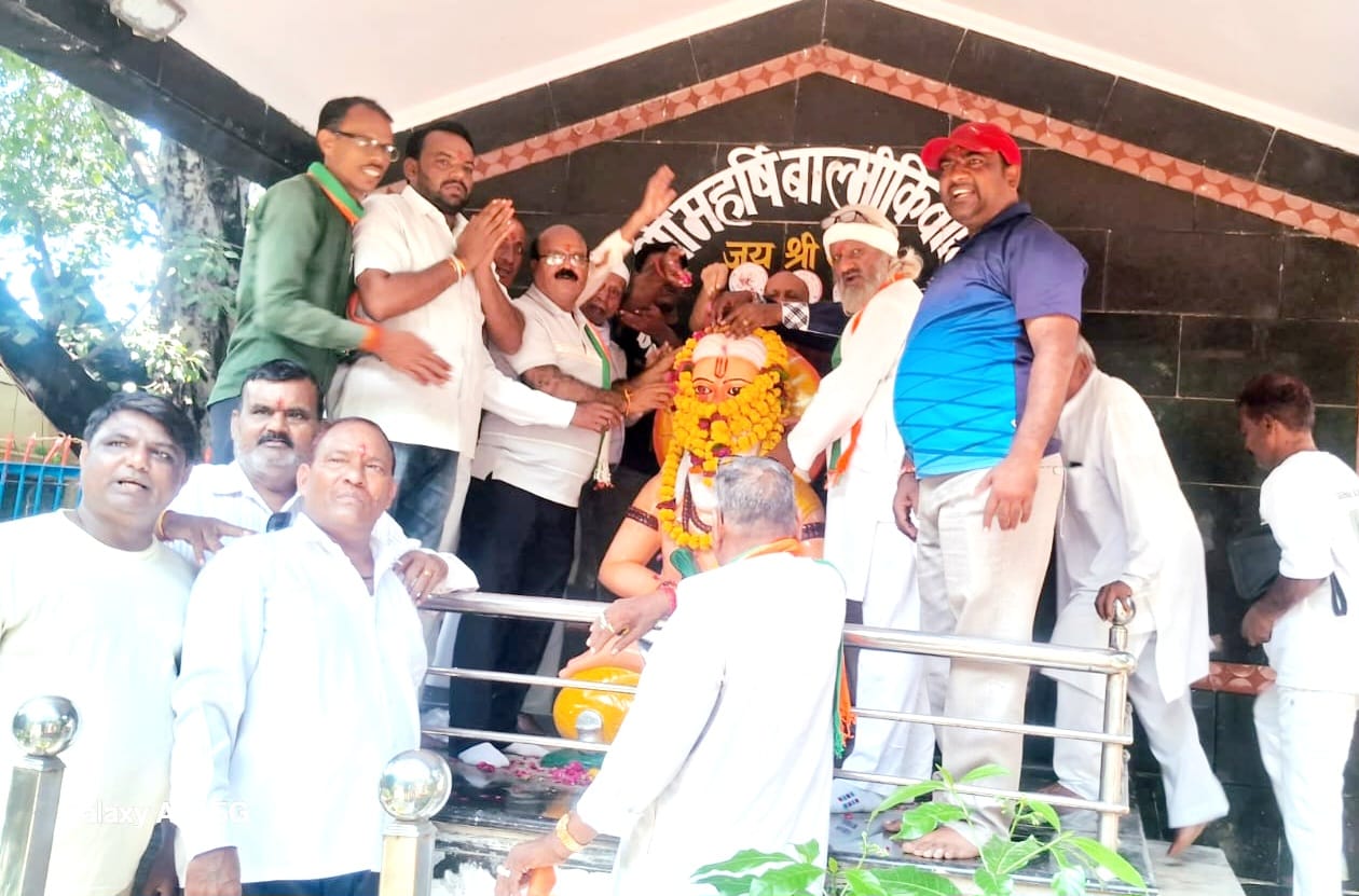 कांग्रेस नेताओं ने की महर्षि वाल्मीकि जी की जयंती पर पुष्पांजली अर्पित