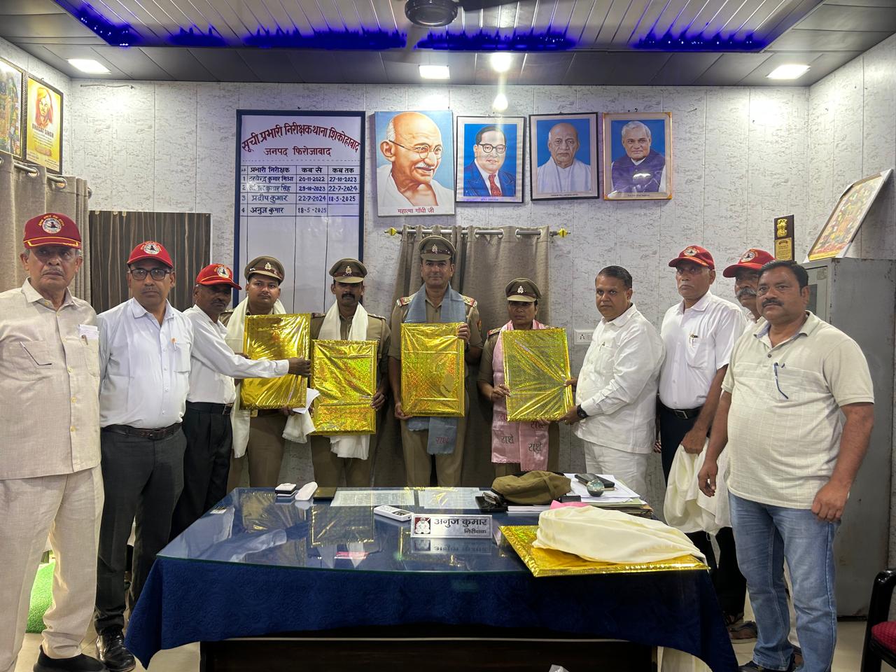 दो करोड़ रुपये की लूट के शीघ्र खुलासे पर पुलिस को किया सम्मानित     