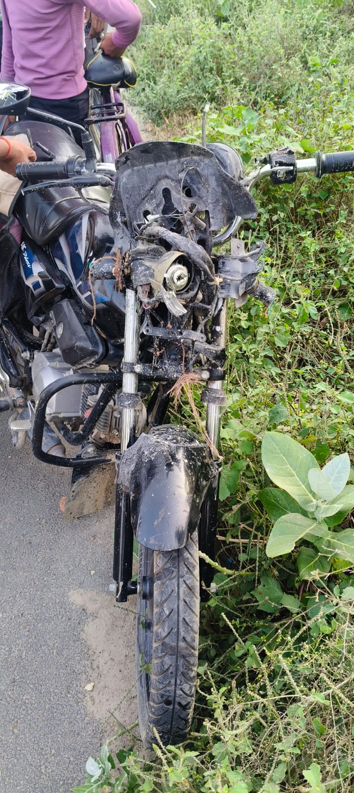 आपस में टकराकर घायल हुए बाइक सवार, बाइक छतिग्रस्त