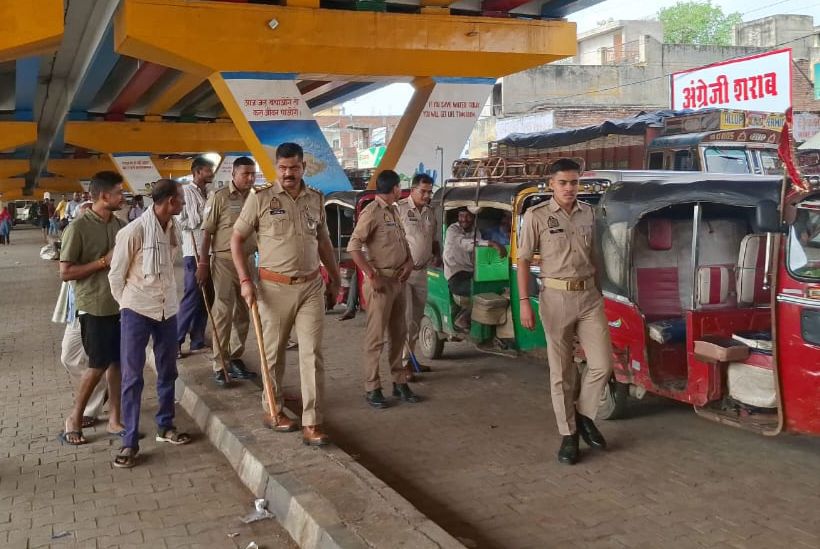 टूंडला ओवरब्रिज के नीचे अतिक्रमण पर चला पुलिस का हंटर