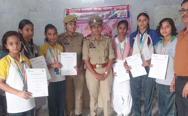 सन साइन इंटर कॉलेज में मिशन शक्ति के तहत छात्राओं को दी गई जानकारी