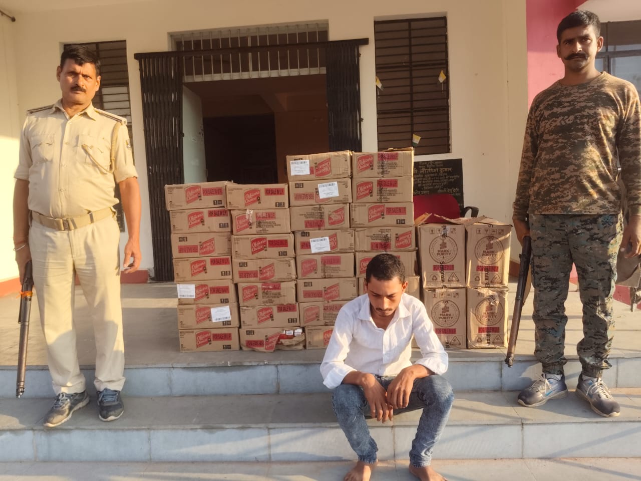 मद्यनिषेध विभाग की बड़ी सफलता, बोलेरो से 5 लाख की विदेशी शराब बरामद, एक तस्कर गिरफ्तार