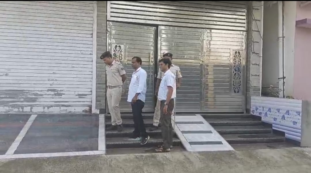 आय से अधिक संपत्ति मामले में भवन निर्माण विभाग के एग्जीक्यूटिव इंजीनियर प्रणव कुमार के घर विजिलेंस की छापेमारी
