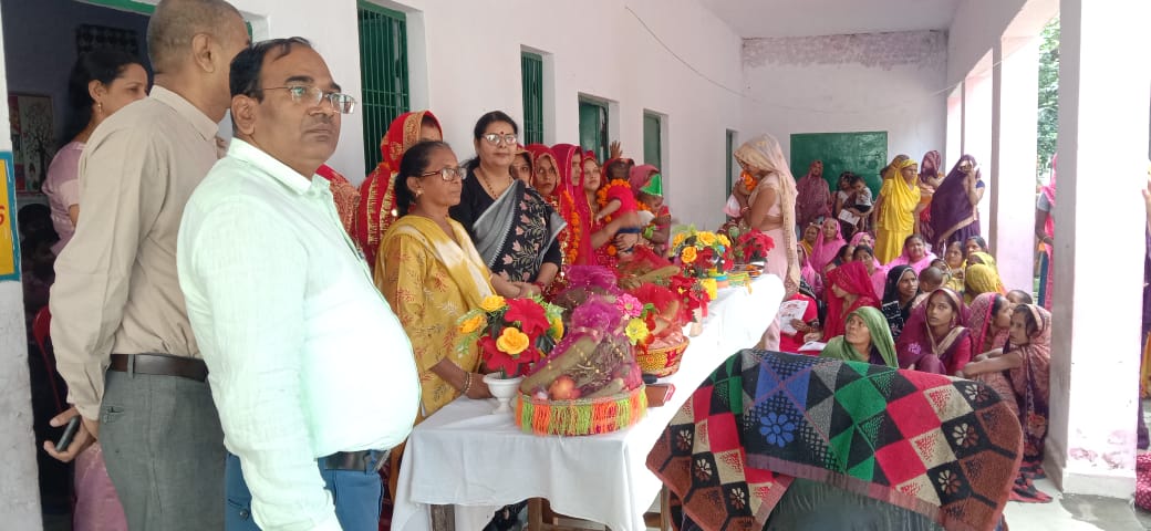 महिला आयोग की सदस्य रेनू गौड़ ने दौंकेली में महिला की सुनी समस्याएं 