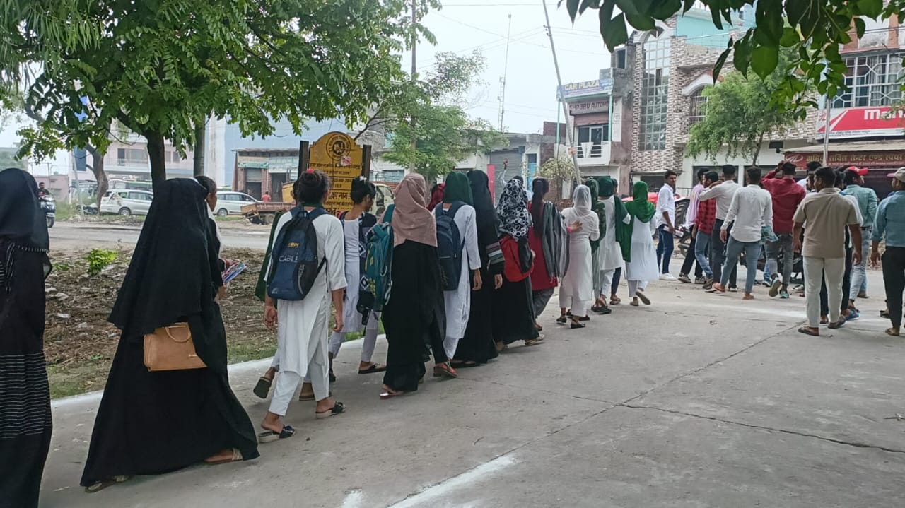 जन जागरूकता रैली निकालकर, छात्राओं को किया जागरूक