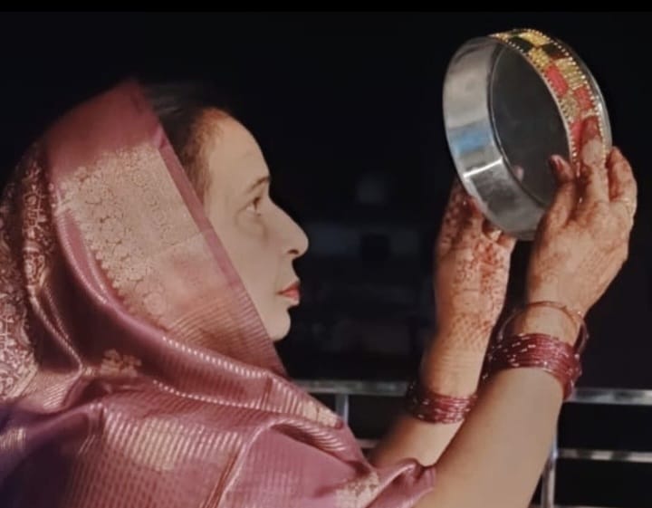 धूमधाम से मनाया गया करवा चौथ का त्योहार, चांद का दीदार कर सुहागिनों ने मांगा अखंड सुहाग