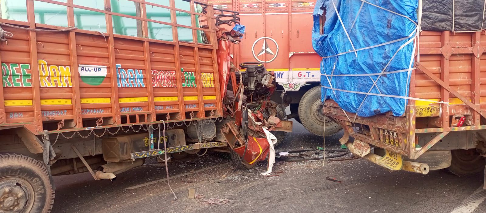 नगला महादेव कट पर भीषण सड़क हादसा, तीन वाहन आपस में टकराए