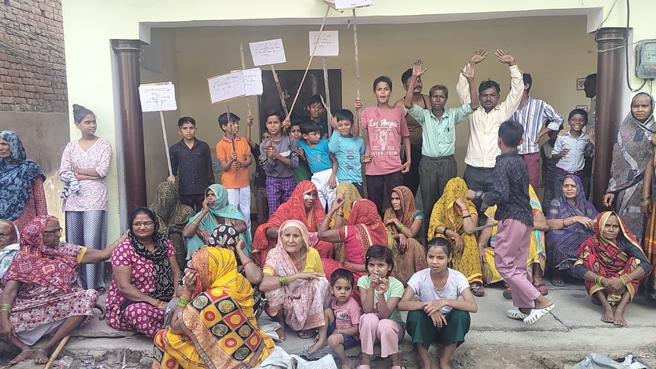 बंदरों के आतंक से त्रस्त ग्रामीणों का फूटा गुस्सा, सड़क पर उतरकर की नारेबाजी