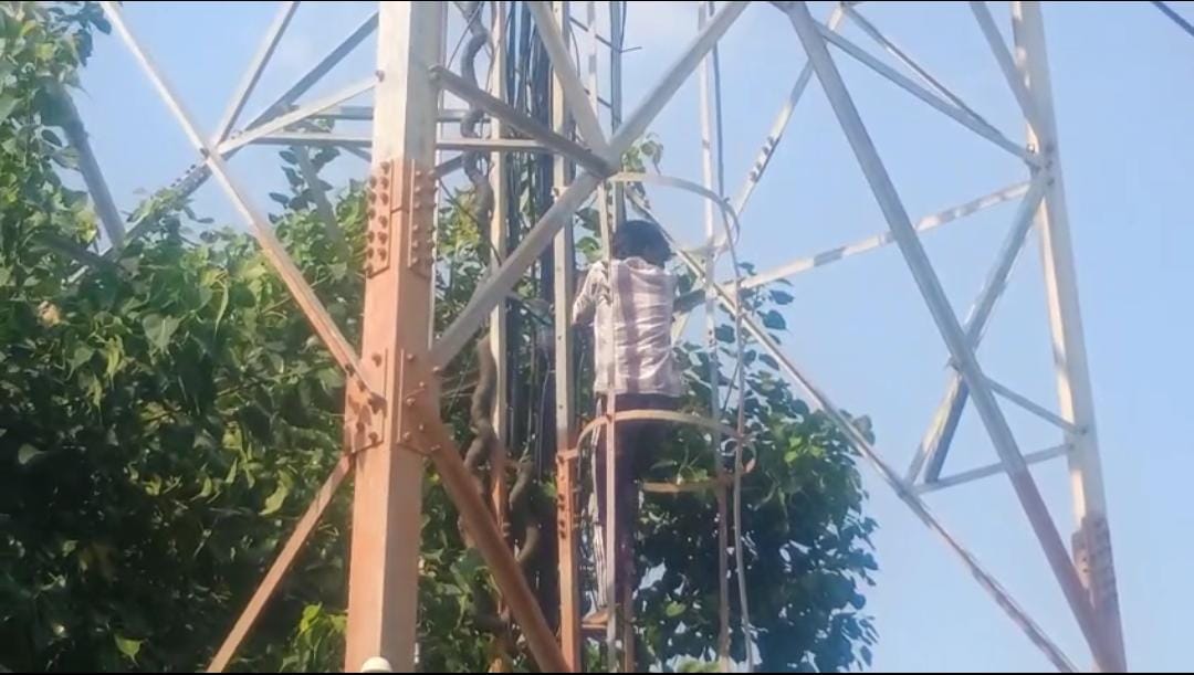 एकतरफा प्यार की मांग को लेकर युवक चढ़ा टावर पर, मचा हड़कंप