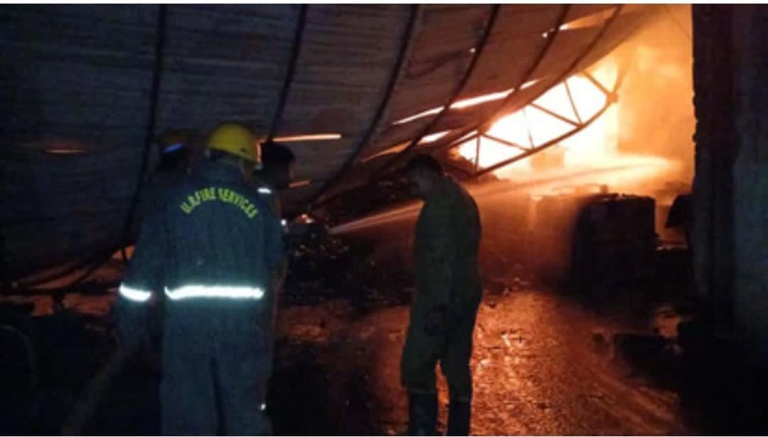 पनकी पड़ाव कानपुर में वेयर हाउस में लगी आग करोड़ों का माल हुआ खाक