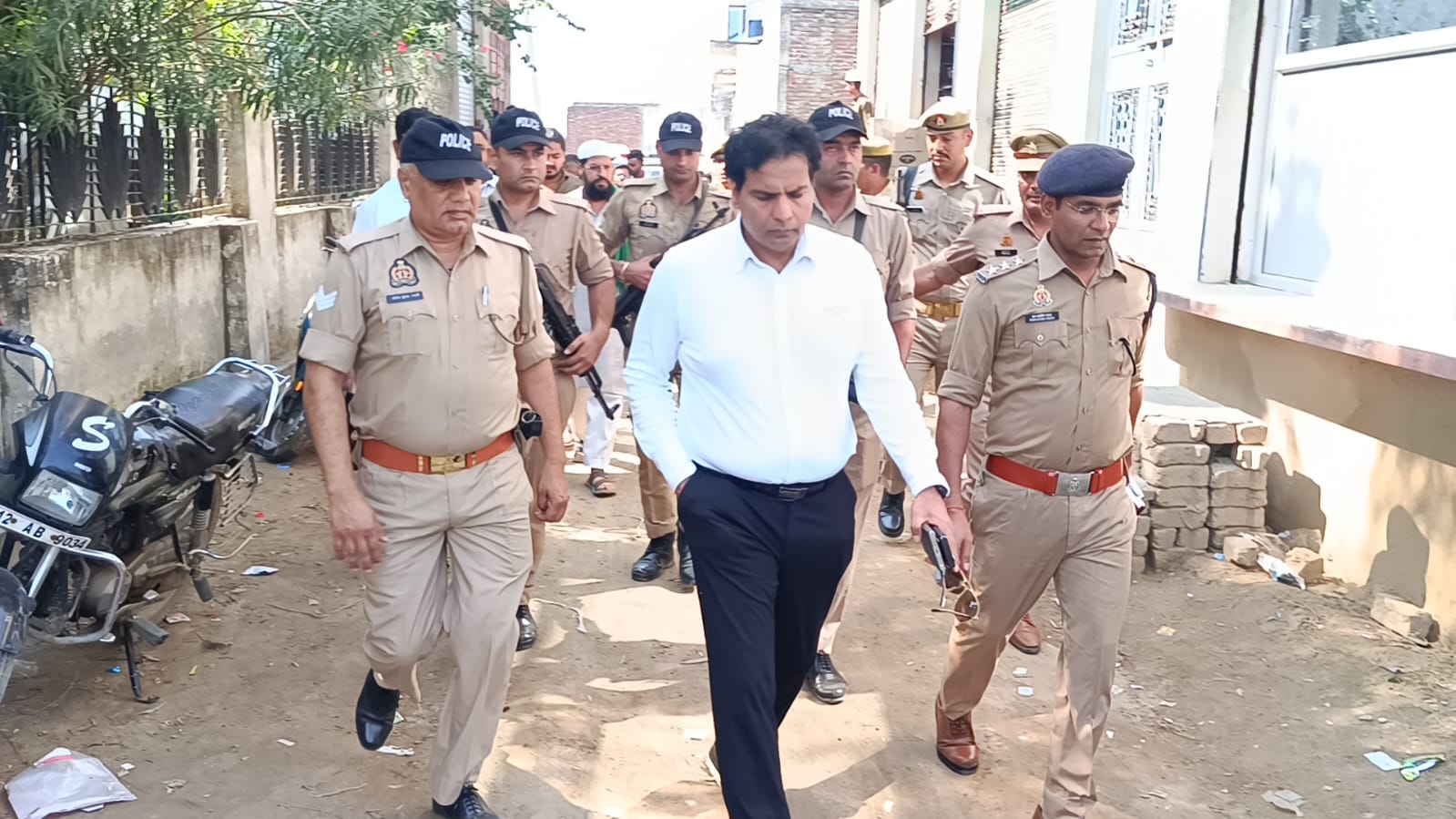 छत पर सुखाए जा रहे पटाखों में विस्फोट, महिला गंभीर घायल; मटकी बम बरामद, एसएसपी मौके पर पहुंचे