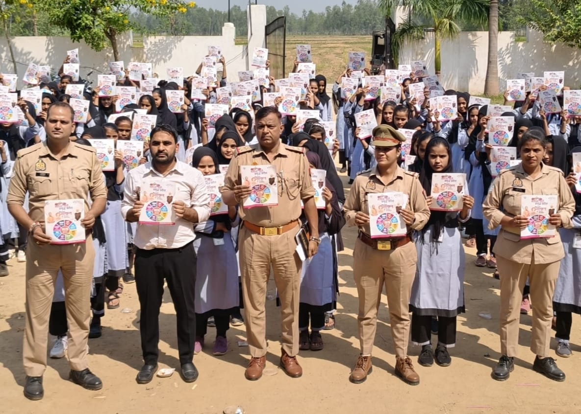 विभिन्न हेल्पलाइन नंबरों व साइबर अपराध की जानकारी देकर, छात्राओं को किया जागरूक