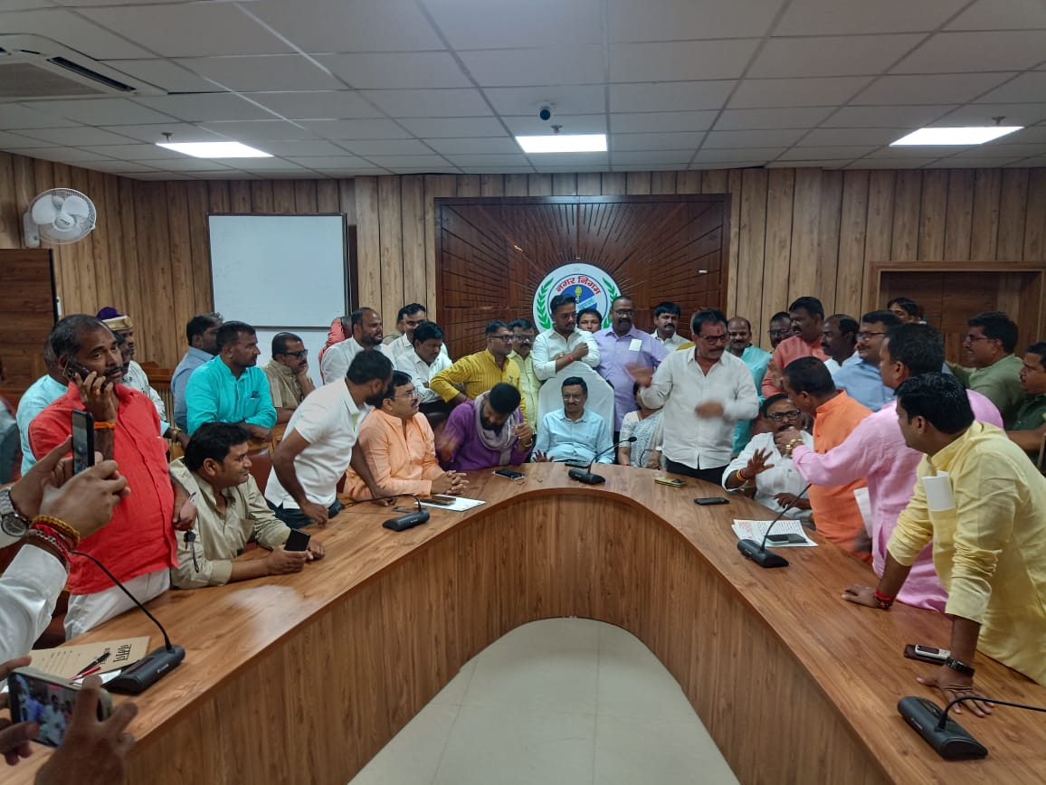 नगर निगम बोर्ड की 15वीं बैठक से पहले हंगामा: पार्षदों ने की नारेबाजी, भतीजे पर दर्ज मुकदमा वापस लेने की उठाई मांग