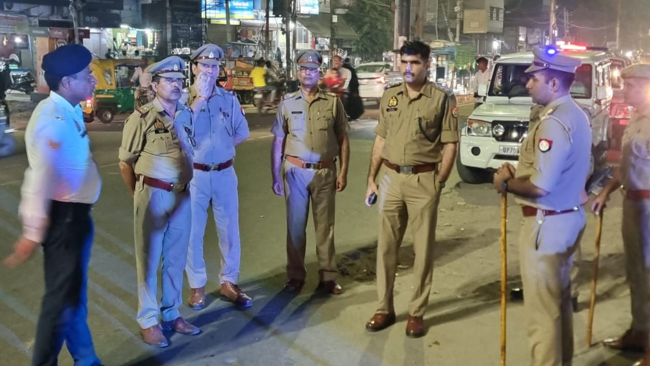 आगामी त्योहारों को लेकर क्षेत्राधिकारी के नेतृत्व में पुलिस बल ने की पैदल गश्त 