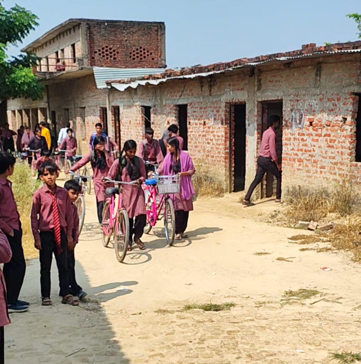 बिना मान्यता के चल रहे विद्यालय को खण्ड शिक्षा अधिकारी ने कराया बंद