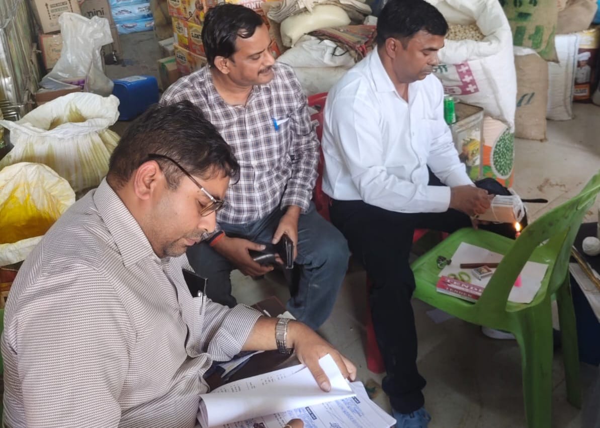 दीपावली से पहले मिलावट रोकने के लिए हो रही कार्रवाई, खाद्य सुरक्षा अधिकारी ने लिए नमूने